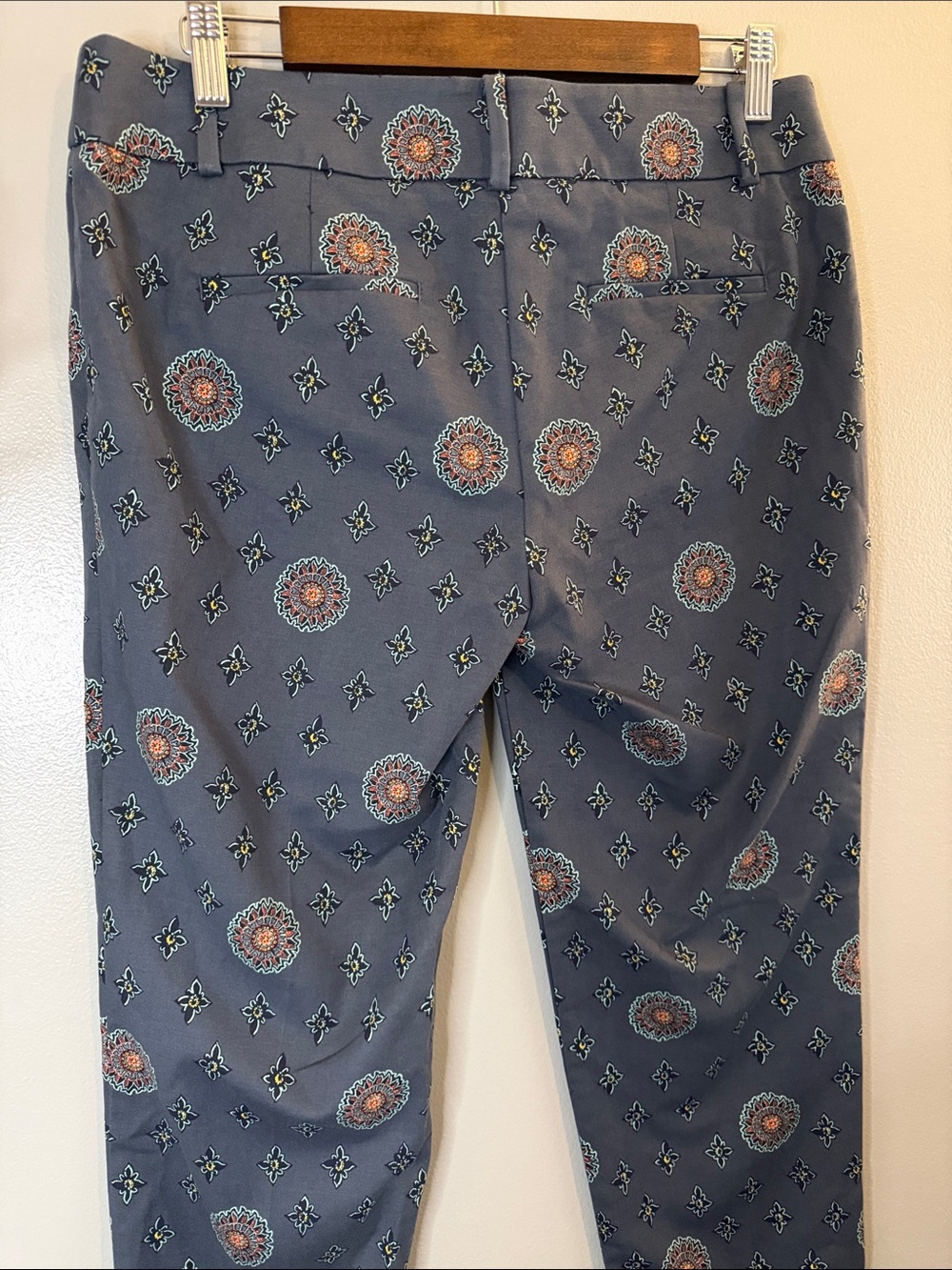 LOFT Marisa Medallion Print Ankle Pants Size 4 Blue Gray Stretch Boho - Picture 9 of 10